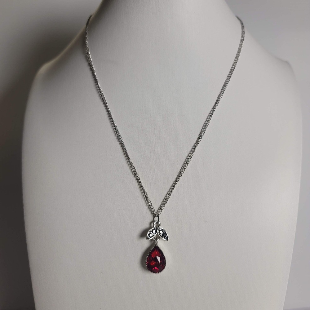 Red Teardrop Glass Pendant Necklace Silver Tone Leaf Bail Adjustable Chain